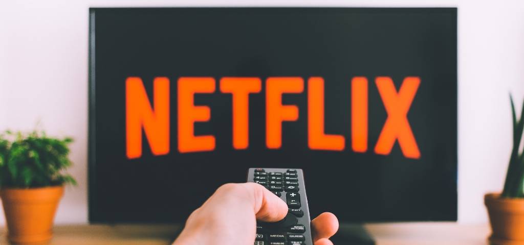 Une télévision avec écrit Netflix