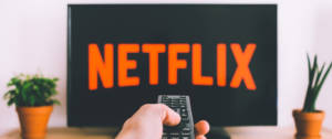 Une télévision avec écrit Netflix