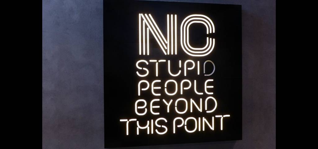 Panneau No Stupid People Beyond This Point