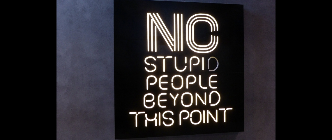 YouTube dit stop aux challenges débiles Panneau No Stupid People Beyond This Point
