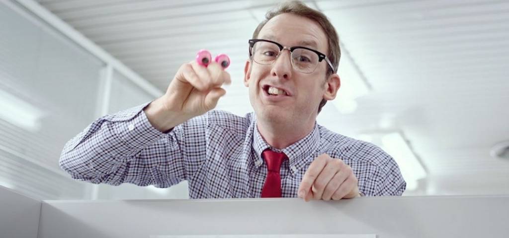 Un homme au bureau