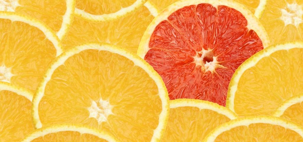 Comment augmenter sa visibilité sur Amazon ?  Une orange rouge au milieu de tranches d'oranges