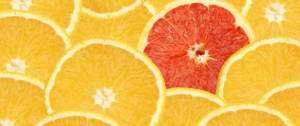 Une orange rouge au milieu de tranches d'oranges