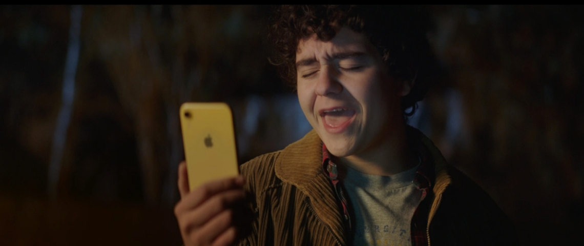 Orange et Apple présentent leur nouvelle publicité Un garçon qui chante face à son iPhone