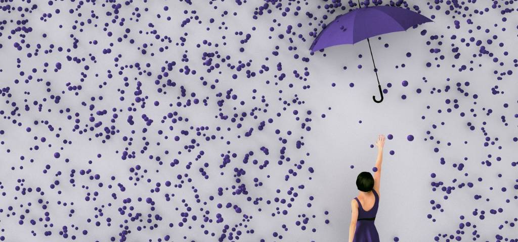 Une femme qui essaie d'attraper un parapluie violet