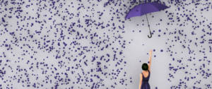 Une femme qui essaie d'attraper un parapluie violet