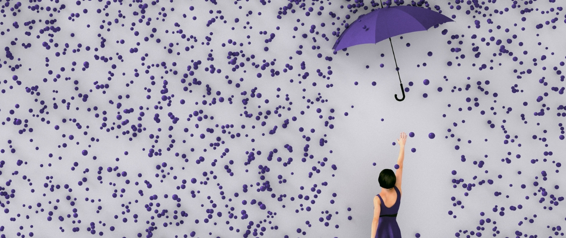 Une femme qui essaie d'attraper un parapluie violet