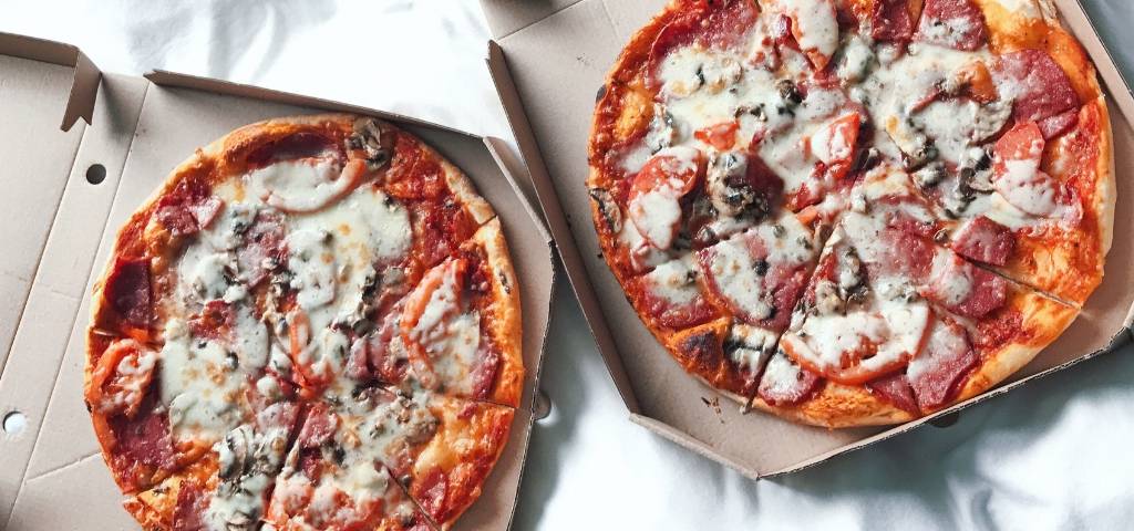Deux pizzas dans des boîtes