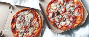 Deux pizzas dans des boîtes