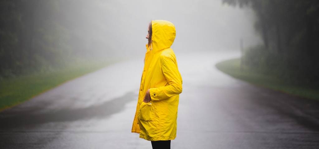 Une femme avec un ciré jaune