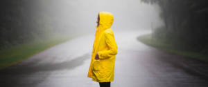 Une femme avec un ciré jaune