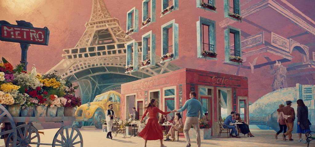 Un couple dans un décor hollywoodien