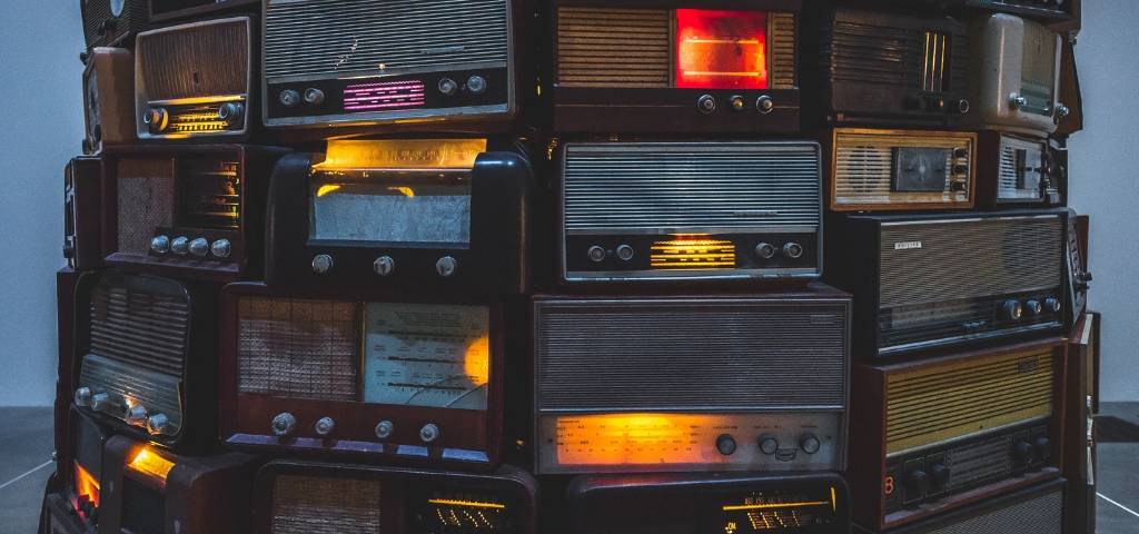 Une pile de vieux postes de radio