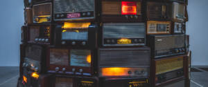 Une pile de vieux postes de radio