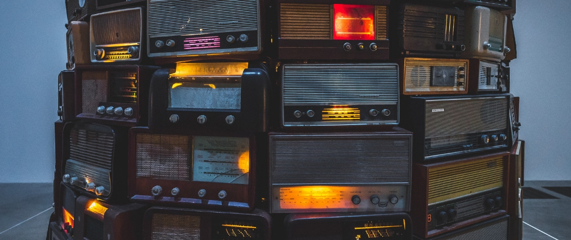 Les jeunes écoutent toujours la radio Une pile de vieux postes de radio
