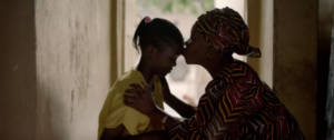 Une femme qui embrasse sa fille