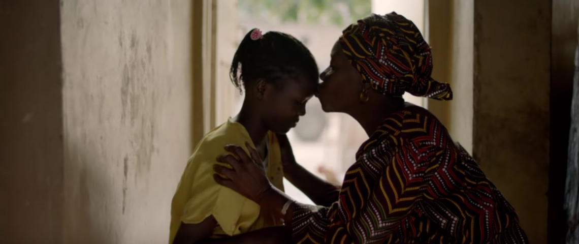 Nouvelle campagne de CARE France sur les règles Une femme qui embrasse sa fille