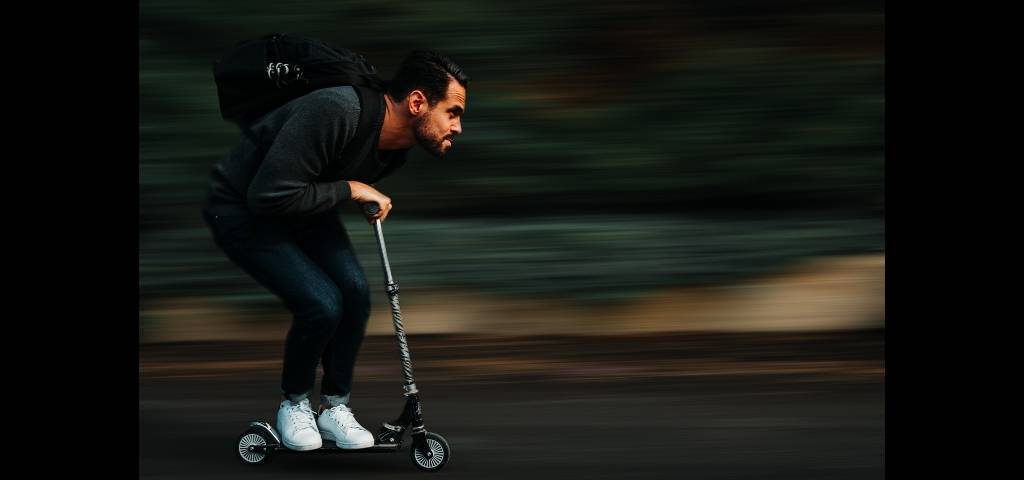 Un homme sur une trottinette