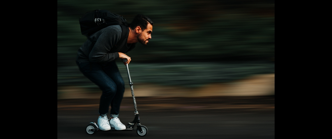 Les dangers des trottinettes électriques Un homme sur une trottinette