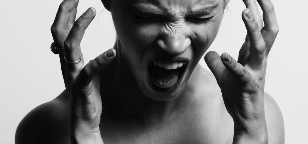 Une femme en noir et blanc qui crie