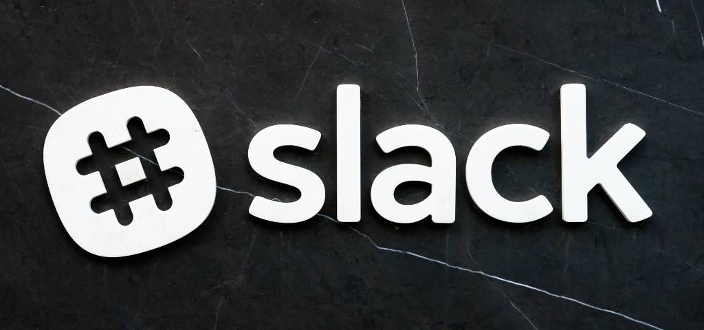 Logo Slack sur fond noir