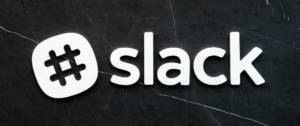Logo Slack sur fond noir