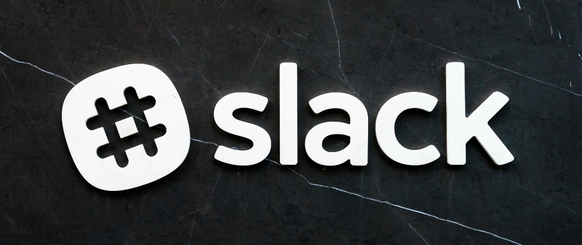 Slack atteint les 10 millions d'utilisateurs actifs Logo Slack sur fond noir