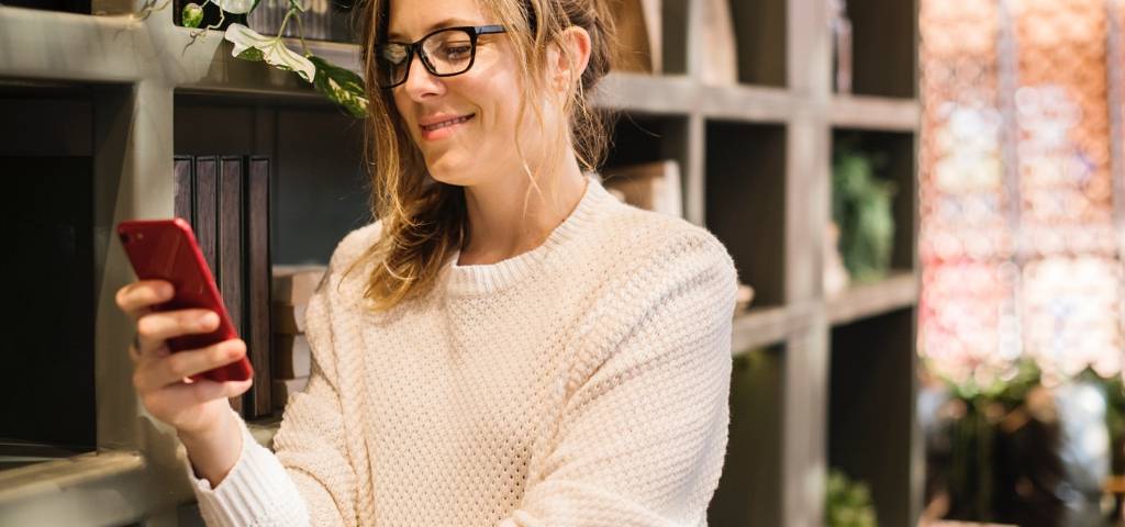 Une femme qui regarde son smartphone