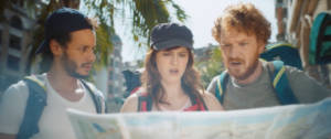 Trois personnes qui regardent une carte