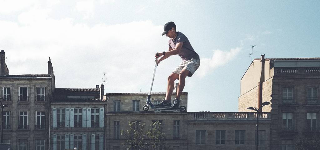 Un homme en trottinette dans les airs