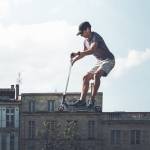 Un homme en trottinette dans les airs