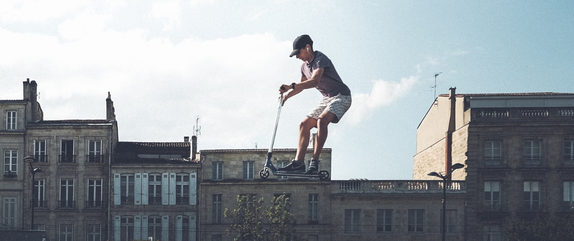 Luko et Legalstart s'associent Un homme en trottinette dans les airs