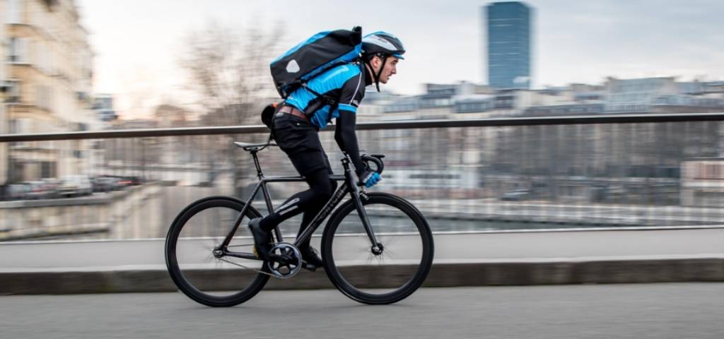 Un livreur Stuart en vélo