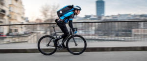 Un livreur Stuart en vélo