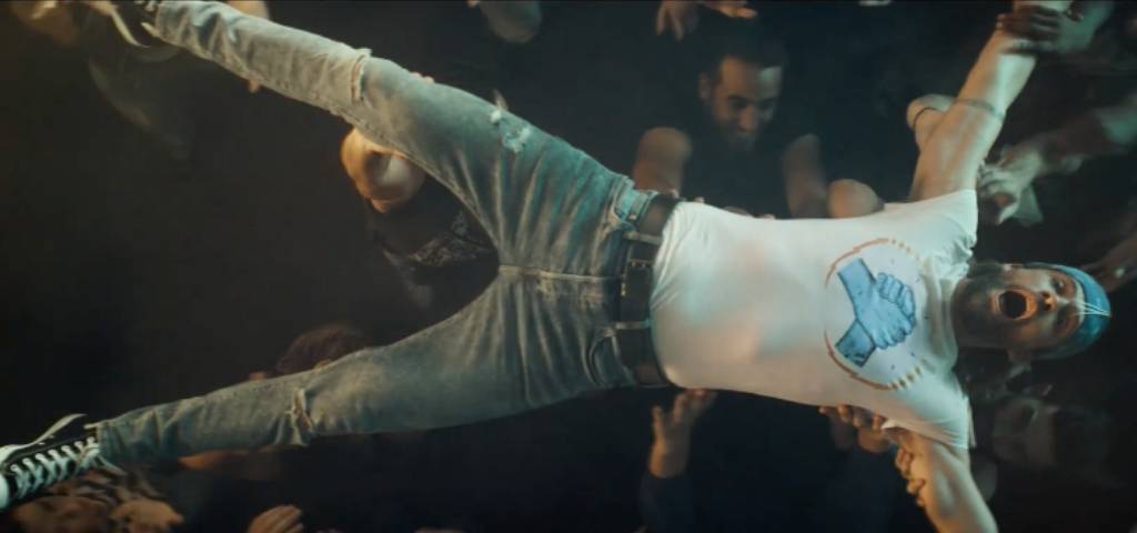 Un homme à un concert qui surfe sur la foule