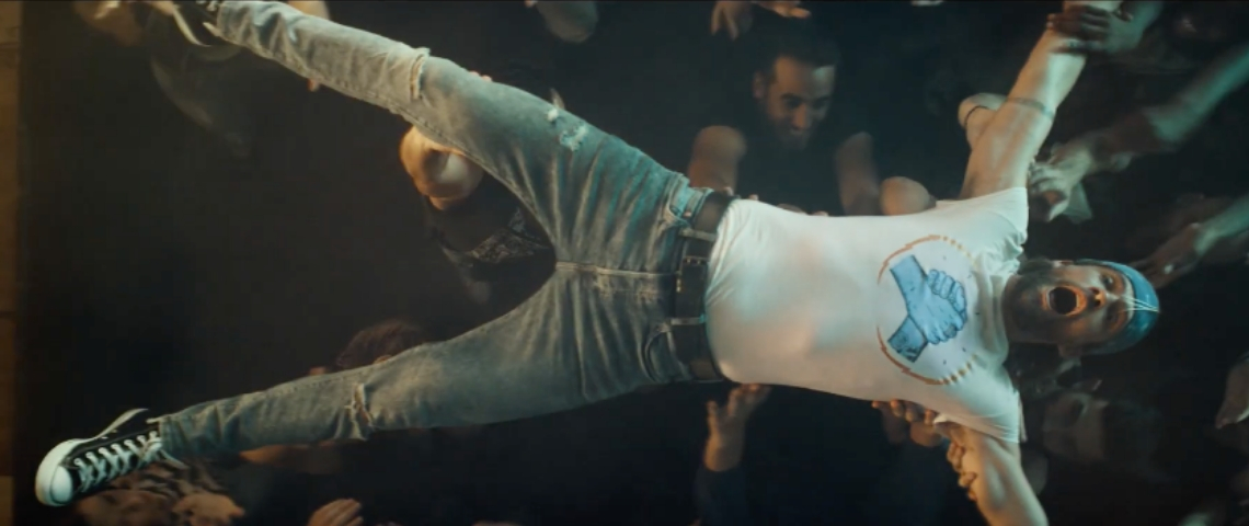 La nouvelle publicité Visa Un homme à un concert qui surfe sur la foule
