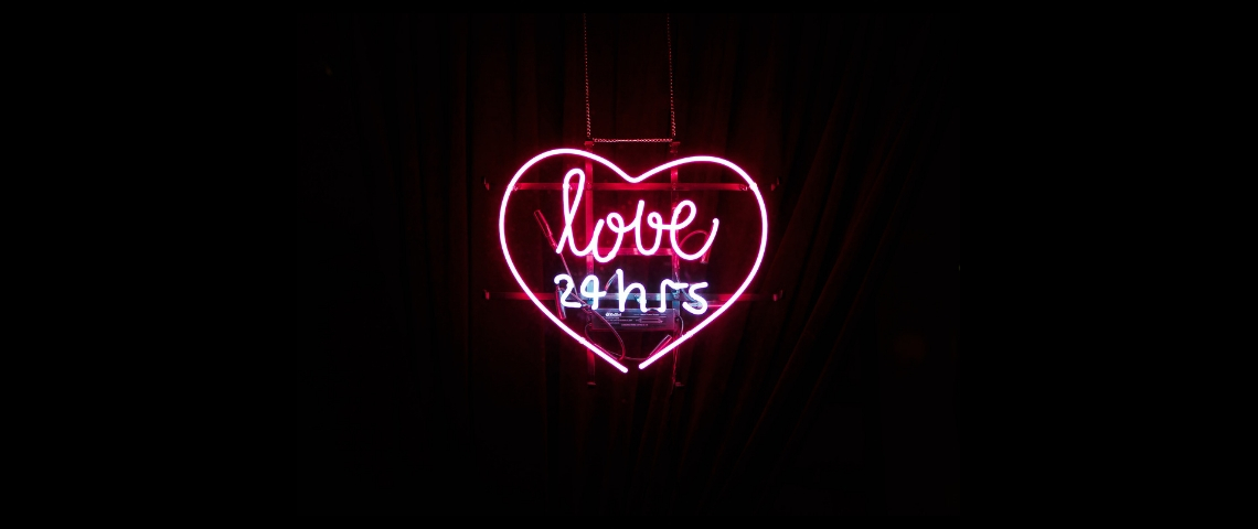 Tinder ouvre un musée pour célébrer le célibat Un coeur en neon