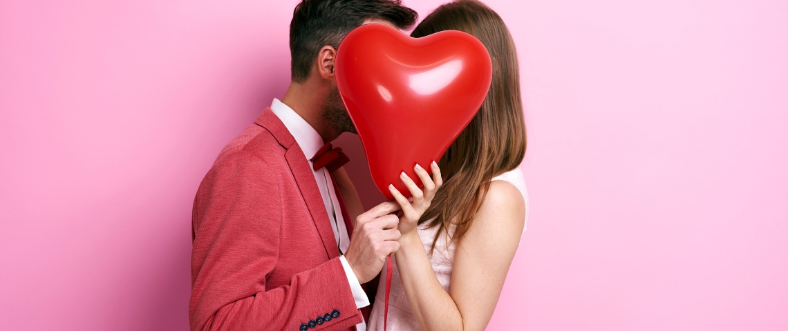La Saint-Valentin selon Google Un couple derrière un ballon rouge en forme de coeur