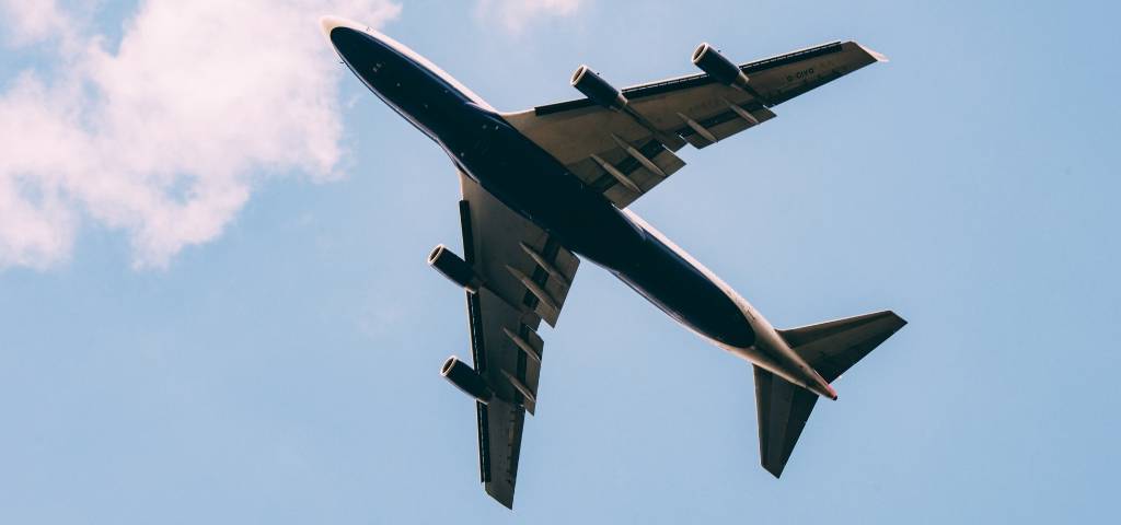 Un avion dans le ciel