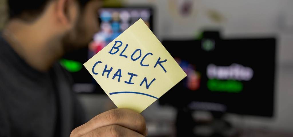 Un post-it avec écrit Blockchain