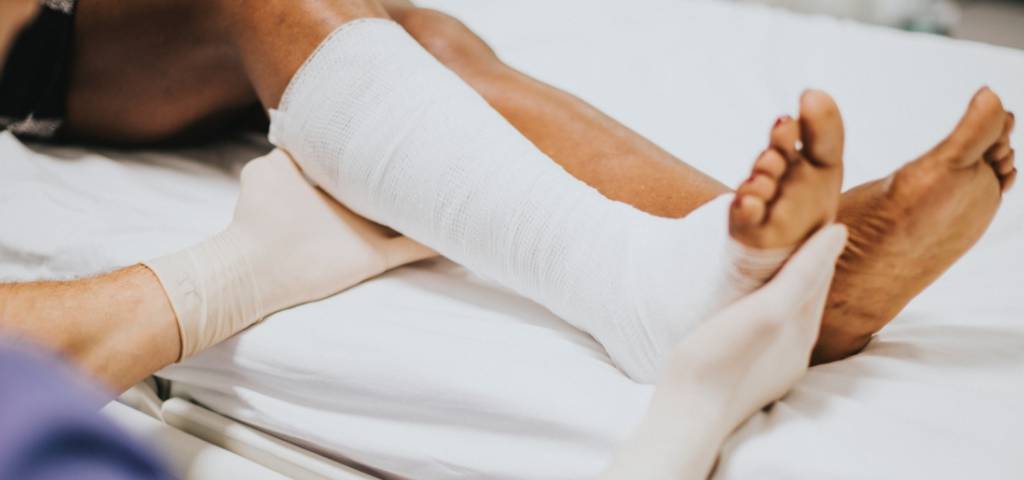 Une jambe dans un plâtre