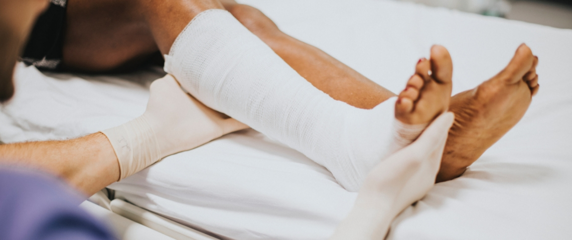 Comment choisir la bonne mutuelle ?  Une jambe dans un plâtre