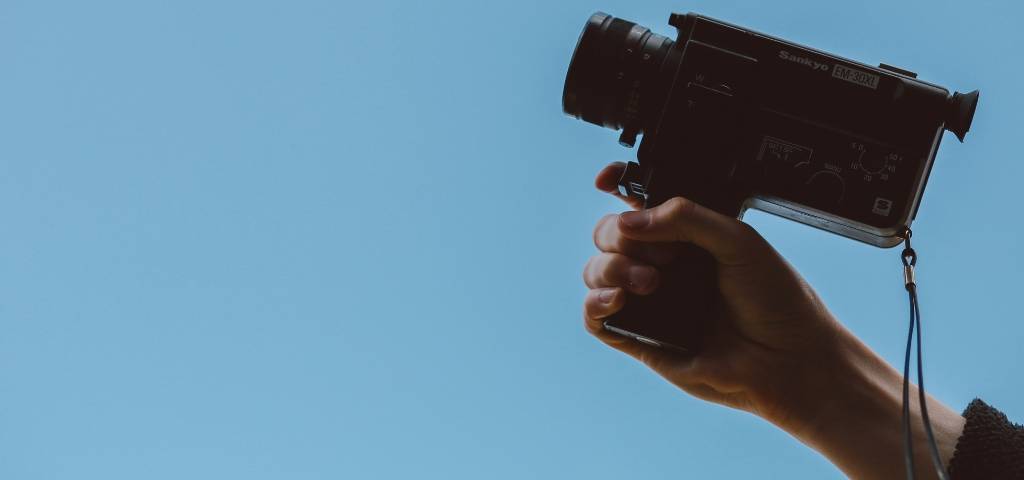 Etude : l'usage de la vidéo par les asset managers Une main avec une caméra