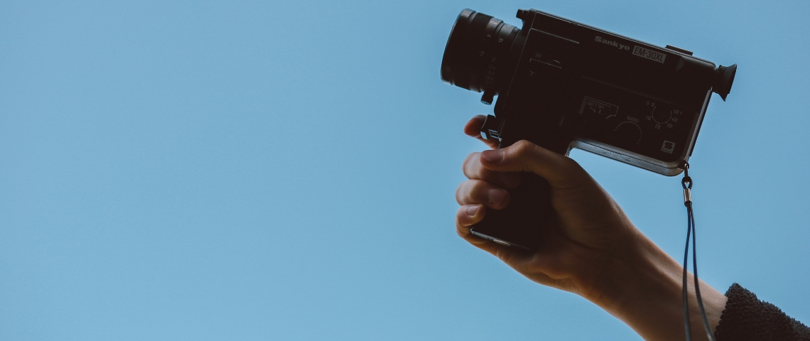 Etude : l'usage de la vidéo par les asset managers Une main avec une caméra