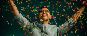Une femme qui lance des confettis