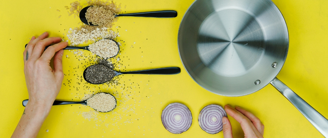 Dark Kitchen lève 1 million d'euros Des poêles et des épices sur un fond jaune