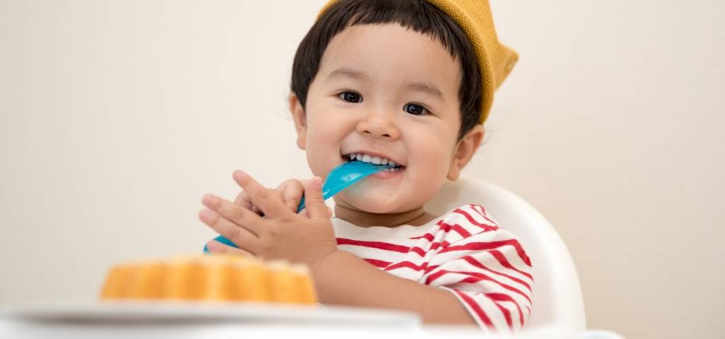 Un enfant en train de manger