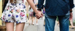Un homme et une femme de dos qui se tiennent la main