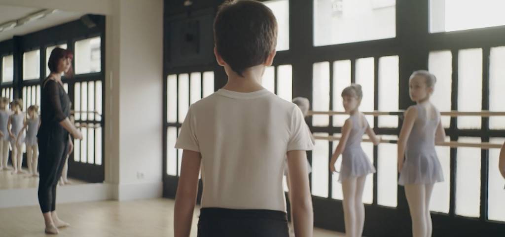 Un petit garçon à un cours de danse classique