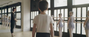 Un petit garçon à un cours de danse classique